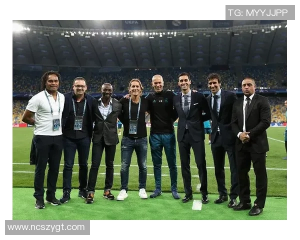 球星齐聚一堂共同合影展现足球荣耀与激情瞬间 球星齐聚一堂共同合影展现足球荣耀与激情瞬间